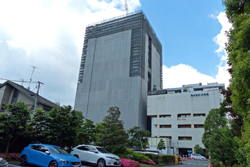 工事中の新棟(左)と旧E号館(右)