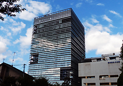 新棟(左)と旧2・3号(E号)館